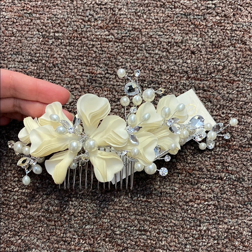 Elegant Ivory Floral Hair Comb